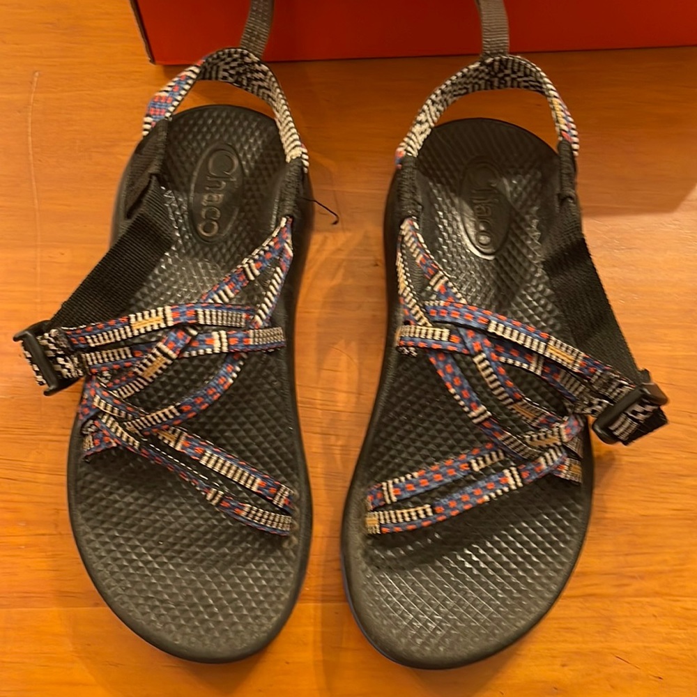 Boys multicolored Chaco’s.